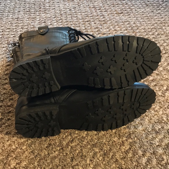 Size 8 Forever 21 Black Boots - Picture 7 of 7